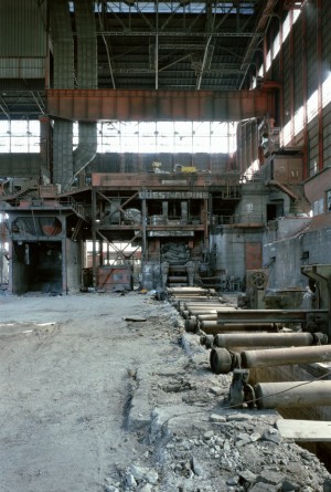 Veduta interna dei capannoni dell’acciaieria Vitali prima dello smantellamento. Fotografia di Filippo Gallino per la Città di Torino, giugno 2001.