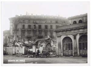 Piazza della Repubblica, (Porta Palazzo) Mercato del Pesce. Effetti prodotti dai bombardamenti dell'incursione aerea del 30 Novembre 1942. UPA 2403_9C02-24. © Archivio Storico della Città di Torino