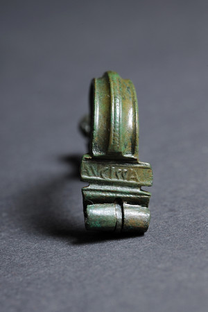 Particolare di una fibula (fermaglio) con il marchio AVCISSA. © Soprintendenza per i Beni Archeologici del Piemonte e del Museo Antichità Egizie.