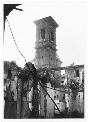 Via Giuseppe Garibaldi [Chiesa Santi Martiri]. Effetti prodotti dai bombardamenti dell'incursione aerea dell'8 dicembre 1942. UPA 2640_9C04-02. © Archivio Storico della Città di Torino