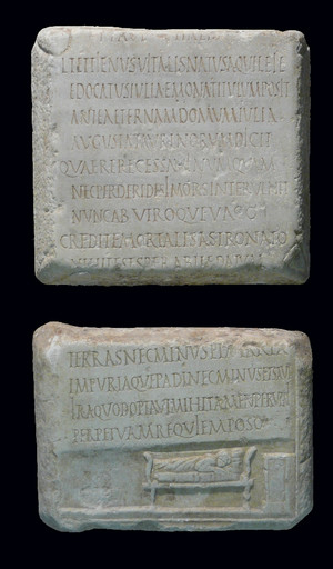 I due frammenti dell’iscrizione accostati, con l’evidenza dello spazio del testo mancante, © Soprintendenza per i Beni Archeologici del Piemonte e del Museo Antichità Egizie.