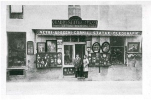 Il negozio di cornici, statue, oggetti religiosi in un'immagine del 1924-1926 (Riproduzione da libro: Artusio, L. - Bocca, M. - Governato, M., 2002 p. 139 n. 261)