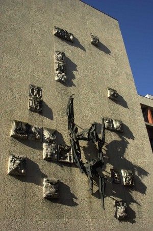 Scultura sulla facciata della Biblioteca Civica di Franco Garelli