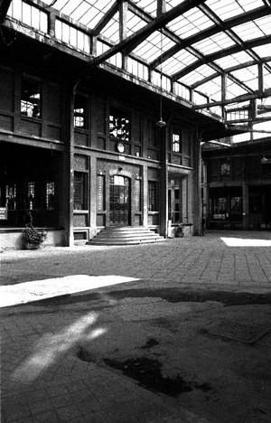 Il cortile di ingresso nel 2003. Fotografia di Luca Bernardelli, Officina della Memoria, 2003.