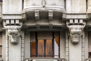 Particolare portone - Casa Avezzano/Betta (ASCT, PE I cat. 1912/556)
