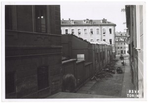 Scuola Edmondo De Amicis, Via San Giuseppe Beato Cottolengo 45. Effetti prodotti dai bombardamenti dell'incursione aerea del 13 luglio 1943. UPA 3620_9E01-07. © Archivio Storico della Città di Torino/Archivio Storico Vigili del Fuoco