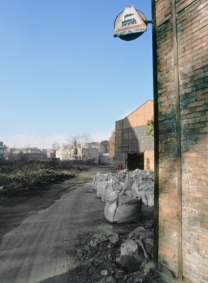 Veduta dell’ingresso all’area Vitali da Est. Sullo sfondo la struttura delle torri di raffreddamento. Fotografia di Filippo Gallino per Settore Riassetto Urbano, Città di Torino, novembre 2001.