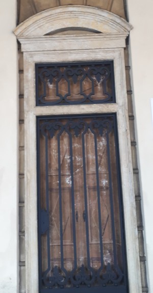 Porta dipinte a trompe l'oeil in piazza San Carlo 156. Fotografia di Raffaele Palma, 2020