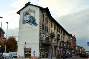 Il fronte cieco della “casa Hänhel” sull’angolo tra via Giachino e corso Brin, con l’enorme piccione opera di Mauro Fassino. Fotografia di Mauro Fassino.