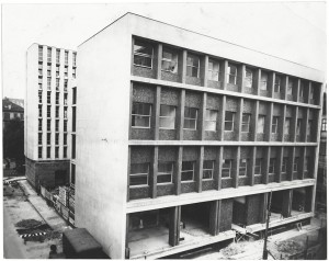 Il nuovo edificio della Biblioteca civica, gli ultimi ritocchi, 1960 circa. Biblioteca civica Centrale © Biblioteche civiche torinesi