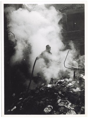 Via La Marmora ang. via Valeggio.  Effetti prodotti dai bombardamenti dell'incursione aerea del 20-21 novembre 1942. “Incendio di caseggiato”. UPA 1936_9B03-44. © Archivio Storico della Città di Torino
