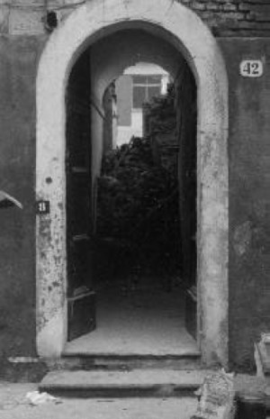 Chiesa della Visitazione di Maria Vergine, ingresso al rifugio antiaereo. © Città di Torino.
