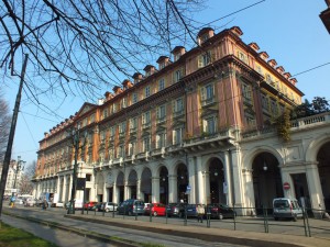 Edificio di civile abitazione e negozi in piazza Statuto 12