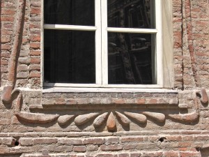 Decorazione di una finestra di Palazzo Carignano, interno cortile. Fotografia di Alessandro Vivanti, 2011. © MuseoTorino
