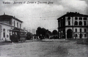 Piazza Lanzo, l’odierna piazza Baldissera, probabilmente intorno al 1910, in Lorenzo Artusio, Mario Bocca, Mario Governato, Mario Ramello, 1990.