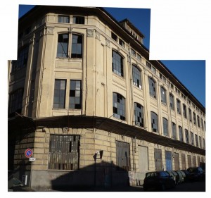 L’edificio ex Paracchi ancora in attesa di trasformazione, all’angolo tra via Pianezza e via Pessinetto. Fotografia Comitato Parco Dora, 2007.