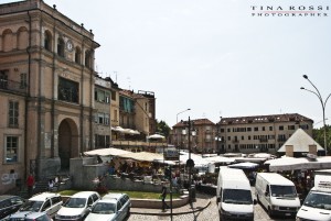 Mercato presso Porta Navina, Moncalieri. Fotografia di Tina Rossi, 2015 © Città di Torino Area Commercio e Attività Produttive 