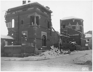 Via Salbertrand (già Salabertano) angolo Via Valentino Carrera, chiesa Madonna della Divina Provvidenza. Effetti prodotti dai bombardamenti dell'incursione aerea del 9 dicembre 1942. UPA 3163D_9D04-45. © Archivio Storico della Città di Torino