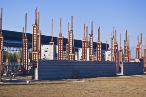 Il muro dell’ex parco rottami visto da nord, durante i lavori per la realizzazione del parco. Fotografia Comitato Parco Dora, ottobre 2010.