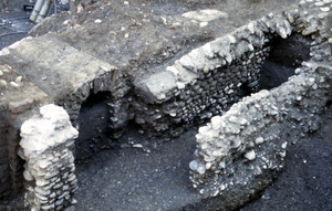 Un tratto della fognatura principale con la diramazione che proviene dall’isolato, venuta alla luce in via Conte Verde, © Soprintendenza per i Beni Archeologici del Piemonte e del Museo Antichità Egizie.