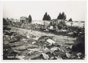 Cimitero di Pozzo Strada. Effetti prodotti dai bombardamenti dell'incursione aerea del 9 dicembre 1942. UPA 3141D_9D04-37bis. © Archivio Storico della Città di Torino