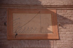 Orologio solare sulla facciata del Castello della Mandria