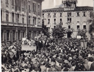 Celebrazione del I maggio davanti alla Camera del Lavoro. ASCT, Fondo Gazzetta del Popolo I 1369B. © Archivio Storico della Città di Torino