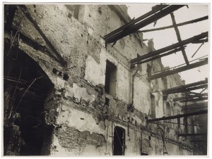 Piazza San Carlo, Palazzo Solaro della Margherita ora dell'Accademia Filarmonica. Danni […]. Effetti prodotti dai bombardamenti dell'incursione aerea del 20-21 novembre 1942. UPA 1822_9B01-40. © Archivio Storico della Città di Torino