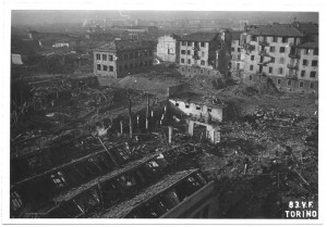 Via Busca, vista dall'alto. Effetti prodotti dall'incursione aerea dell'8 novembre 1943. UPA 4127_9E04-17. © Archivio Storico della Città di Torino/Archivio Storico Vigili del Fuoco