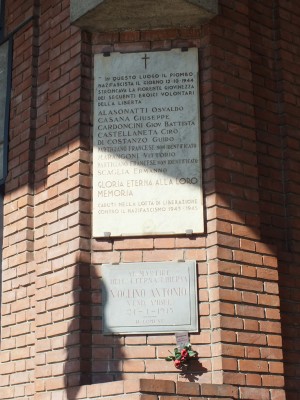 Lapidi in memoria di Antonio Voglino e dei martiri del 12 ottobre 1944 in piazza Statuto. Fotografia di Paola Boccalatte, 2013. © MuseoTorino
