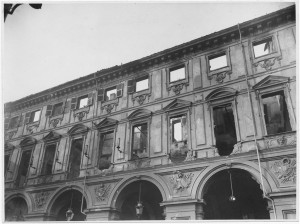 Piazza San Carlo, “Palazzo Villa di Villastellone ora Avogadro di Collobiano. Danni apportato da incursione [...]”. Effetti prodotti dai bombardamenti dell'incursione aerea del 20-21 novembre 1942. UPA 1811_9B01-34. © Archivio Storico della Città di Torino