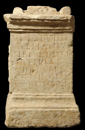 La faccia principale dell’ara di Atilia Chreste con l’iscrizione, foto Giacomo Lovera, © Soprintendenza per i Beni Archeologici del Piemonte e del Museo Antichità Egizie.