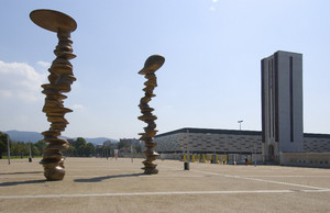 Tony Cragg, Punti di vista (trittico di sculture realizzate per le Olimpiadi invernali), 2006. Fotografia di Bruna Biamino, 2010. © MuseoTorino.