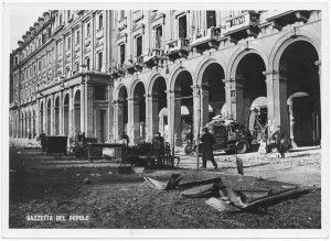 Piazza Statuto - “Bomba dirompente di medio calibro caduta sulla Piazza [...]”. Effetti prodotti dai bombardamenti dell'incursione aerea del 20-21 novembre 1942. UPA 1781_9B01-17. © Archivio Storico della Città di Torino