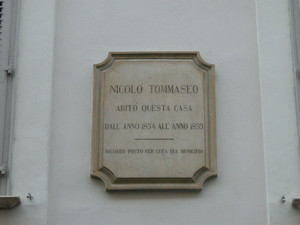 Lapide dedicata a Niccolò Tommaseo. Fotografia di Elena Francisetti, 2010. © MuseoTorino.