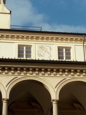 Orologio solare, Seminario Metropolitano, Cortile. Fotografia del 2020