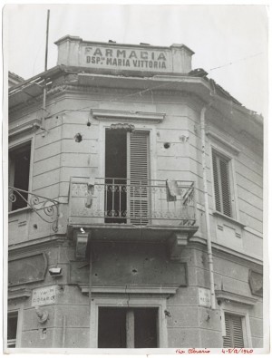 Via Luigi Cibrario angolo Via Medail. Farmacia dell'Ospedale Maria Vittoria. Effetti prodotti dai bombardamenti del 4-5 dicembre 1940. UPA 0911D_9A01-50. © Archivio Storico della Città di Torino