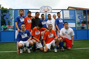 Inaugurazione del 2010 del mini-pitch “Camoranesi” in corso Brin. Il campione del Mondo sorride tra i ragazzi dell’istituto. Fotografia di Paolo Coccorese, 2010. ©MuseoTorino.