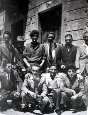 Estate 1945, alcuni appartenenti alla Cricca del Moro in posa davanti l’osteria. © Archivio Privato Clemente