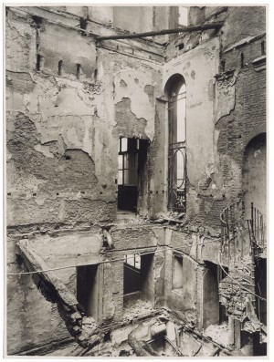 Piazza San Carlo, “Palazzo Villa di Villastellone ora Avogadro di Collobiano. Danni apportato da incursione [...]”. Effetti prodotti dai bombardamenti dell'incursione aerea del 20-21 novembre 1942. UPA 1814_9B01-37. © Archivio Storico della Città di Torino