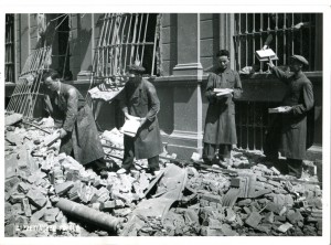 Biblioteca civica Centrale dopo il bombardamento, salvataggio dei libri superstiti, 1943. Biblioteca civica Centrale © Biblioteche civiche torinesi
