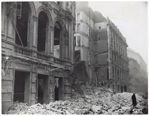 Via Principe Tommaso, “[...] N.20, Teatro Chiarella = Veduta laterale [...]”. Effetti prodotti dai bombardamenti dell'incursione aerea del 20-21 novembre 1942. UPA 1853_9B02-07 .          © Archivio Storico della Città di Torino