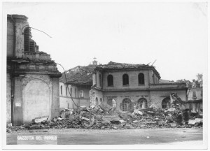 Piazza della Repubblica, Mercato del Pesce (Porta Palazzo). Effetti prodotti dai bombardamenti dell'incursione aerea del 28 Novembre 1942. UPA 2402_9C02-21. © Archivio Storico della Città di Torino