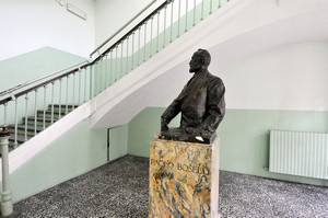 Il busto dedicato a Paolo Boselli, all’interno dell’omonimo istituto. Fotografia di Mauro Raffini, 2010. © MuseoTorino.