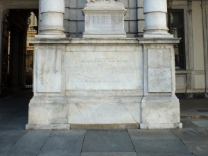 Lapide con la motivazione del conferimento della medaglia d'oro. Municipio, piazza Palazzo di Città. Fotografia Paola Boccalatte, 2015