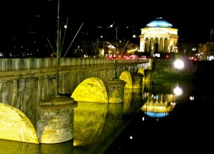 Ponte Vittorio Emanuele I e la Gran Madre in notturna. Fotografia di Alex Soppera, 2012.