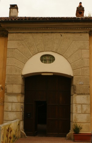 Portone di ingresso alla cascina Mirafiori. Fotografia di Edoardo Vigo, 2012.