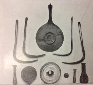 Parte degli oggetti di corredo della tomba fotografati poco dopo la scoperta, © Soprintendenza per i Beni Archeologici del Piemonte e del Museo Antichità Egizie