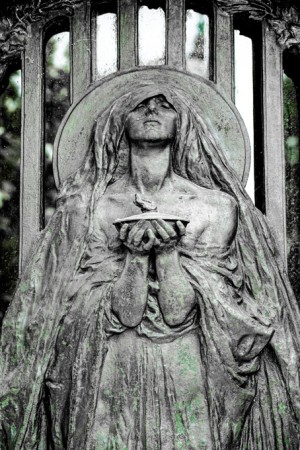 03s Gaetano Orsolini (1884-1954), Bassorilievo del portale della tomba Riccio (A 441), 1914-1915. Fotografia di Roberto Cortese, 2018