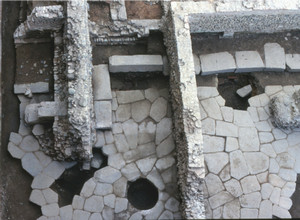 La strada e il marciapiede costruito con i blocchi del teatro, a fianco della chiesa del Salvatore. © Soprintendenza per i Beni Archeologici del Piemonte e del Museo Antichità Egizie.